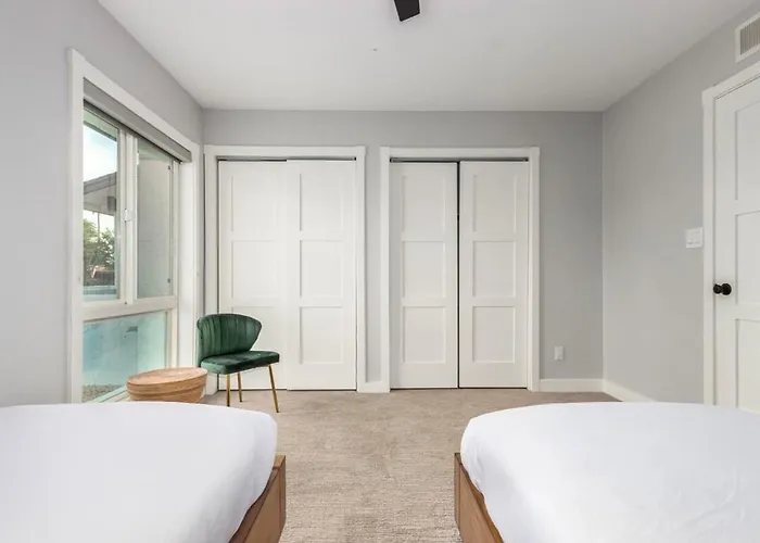 Corrine Family Oasis With Heated Pool & Putting Phoenix