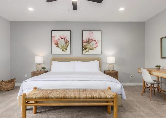 Corrine Family Oasis With Heated Pool & Putting Phoenix