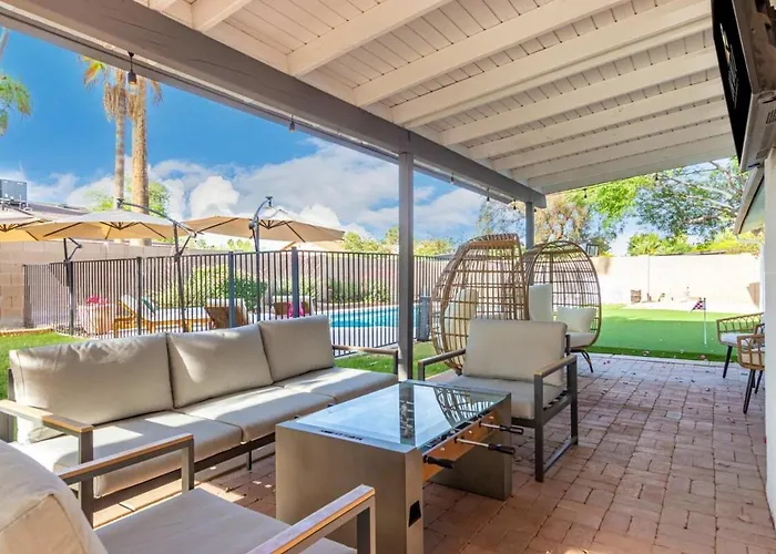 Corrine Family Oasis With Heated Pool & Putting Phoenix