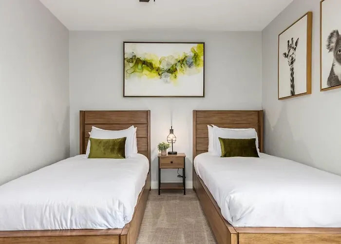 Corrine Family Oasis With Heated Pool & Putting Phoenix