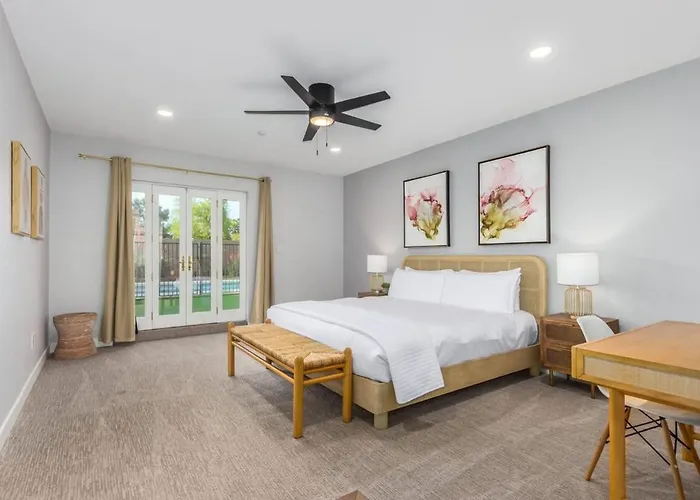 Corrine Family Oasis With Heated Pool & Putting Phoenix
